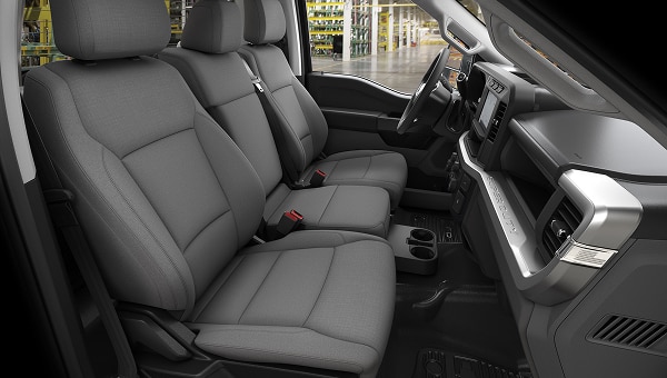 Interior de Ford Super Duty Chasis cabina sencilla con asiento delantero tipo banca para tres ocupantes.